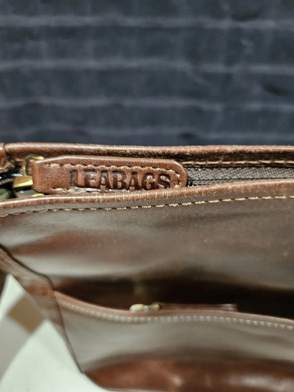 Leabag Unisex Detroit Shoulder Bag
